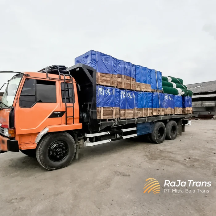 Tronton RaJa Trans membawa muatan krat proyek