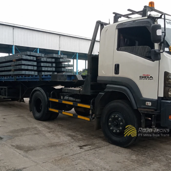 Trailer RaJa Trans membawa sheet pile baja