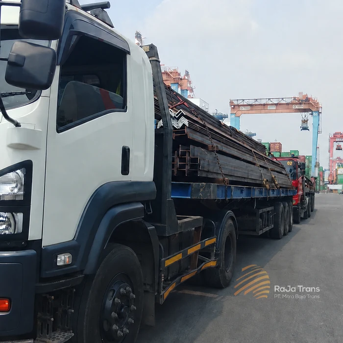 Trailer RaJa Trans angkut profil baja di pelabuhan